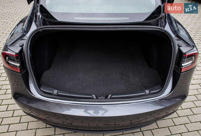 Седан Tesla Model 3 2019 в Львові