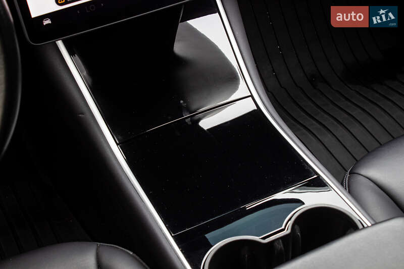 Седан Tesla Model 3 2019 в Львові