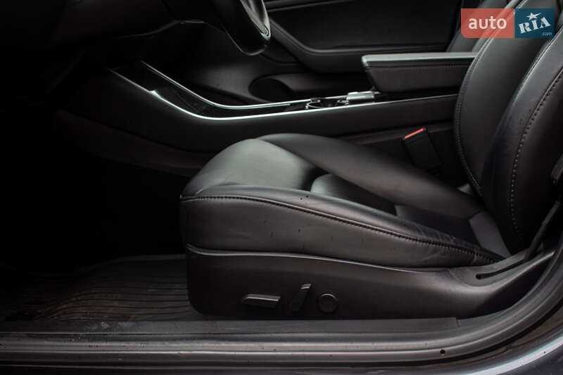 Седан Tesla Model 3 2019 в Львові