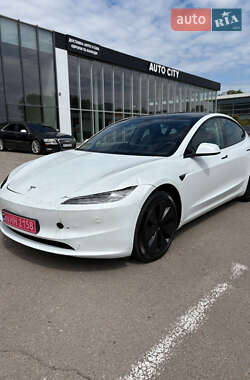 Седан Tesla Model 3 2024 в 