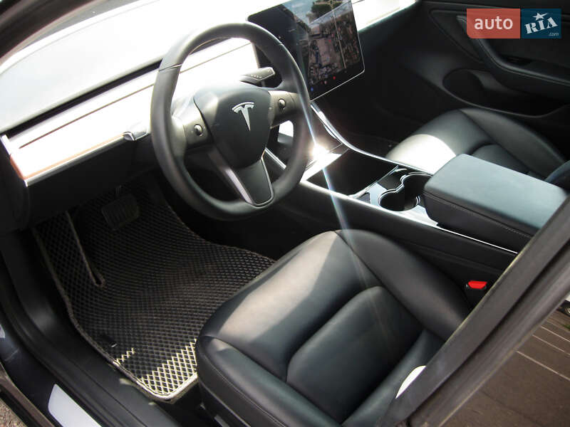 Седан Tesla Model 3 2018 в Львове