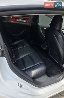 Седан Tesla Model 3 2022 в 