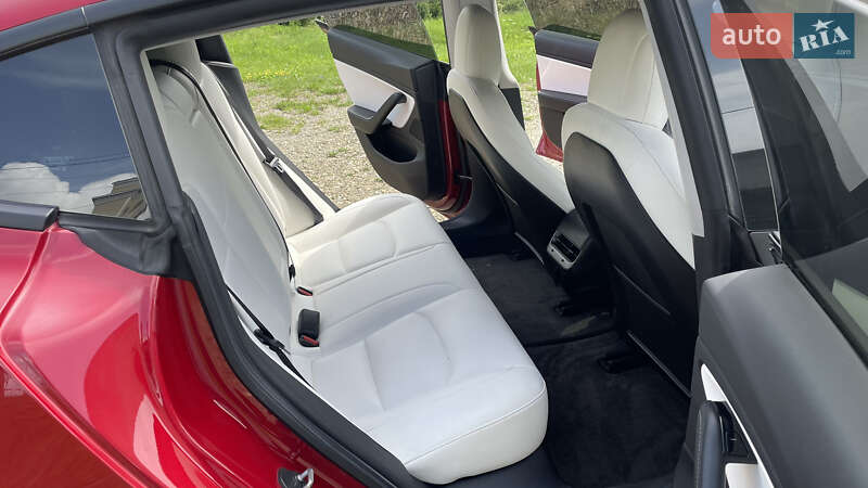 Седан Tesla Model 3 2019 в Львові