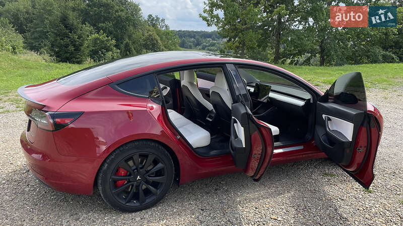 Седан Tesla Model 3 2019 в Львові