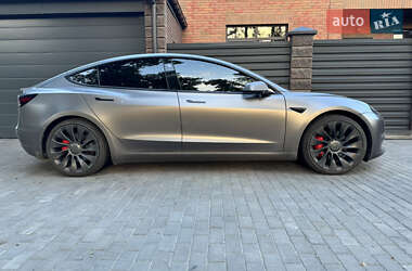 Седан Tesla Model 3 2022 в 