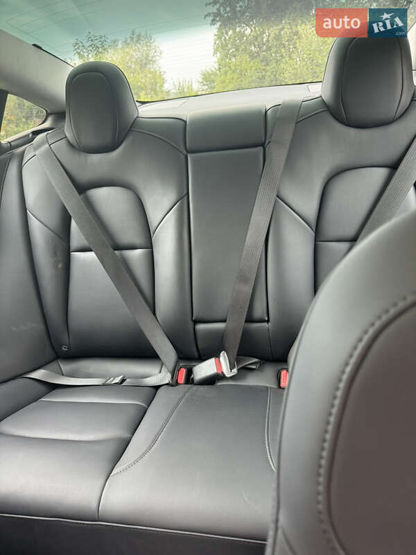 Седан Tesla Model 3 2021 в Львові