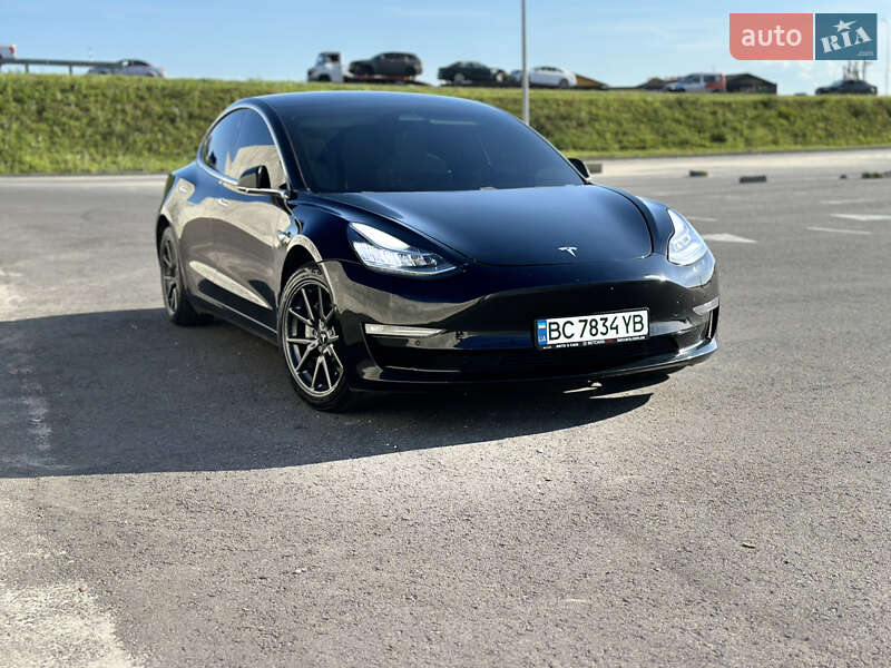 Седан Tesla Model 3 2019 в Львове
