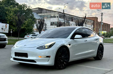 Седан Tesla Model 3 2022 в 