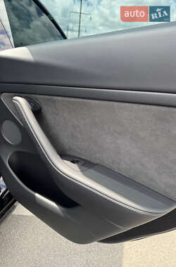 Седан Tesla Model 3 2021 в 
