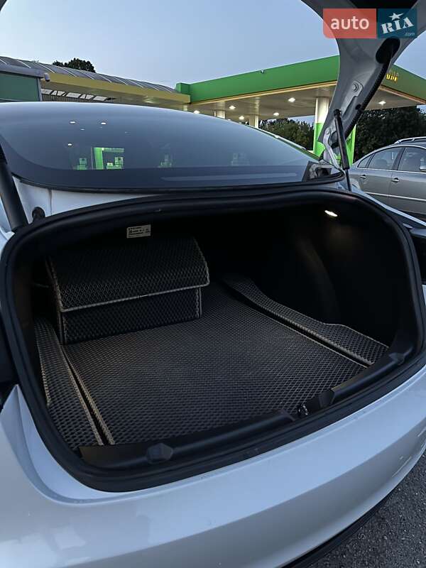 Седан Tesla Model 3 2023 в Знам'янці