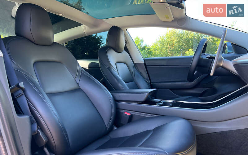 Седан Tesla Model 3 2020 в Львові