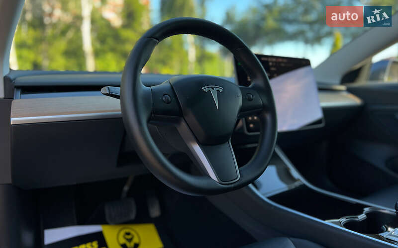 Седан Tesla Model 3 2020 в Львові