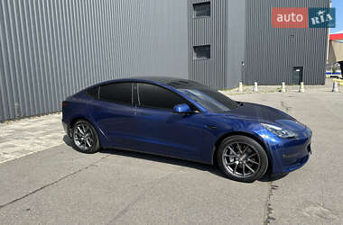 Седан Tesla Model 3 2022 в 