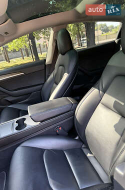 Седан Tesla Model 3 2021 в 