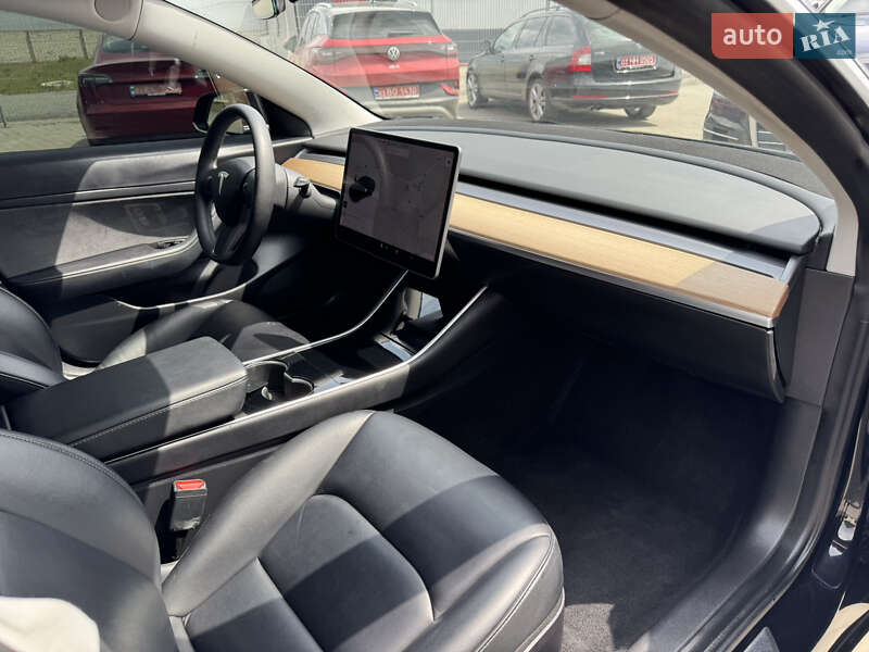 Седан Tesla Model 3 2019 в Луцке