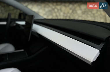 Седан Tesla Model 3 2021 в 