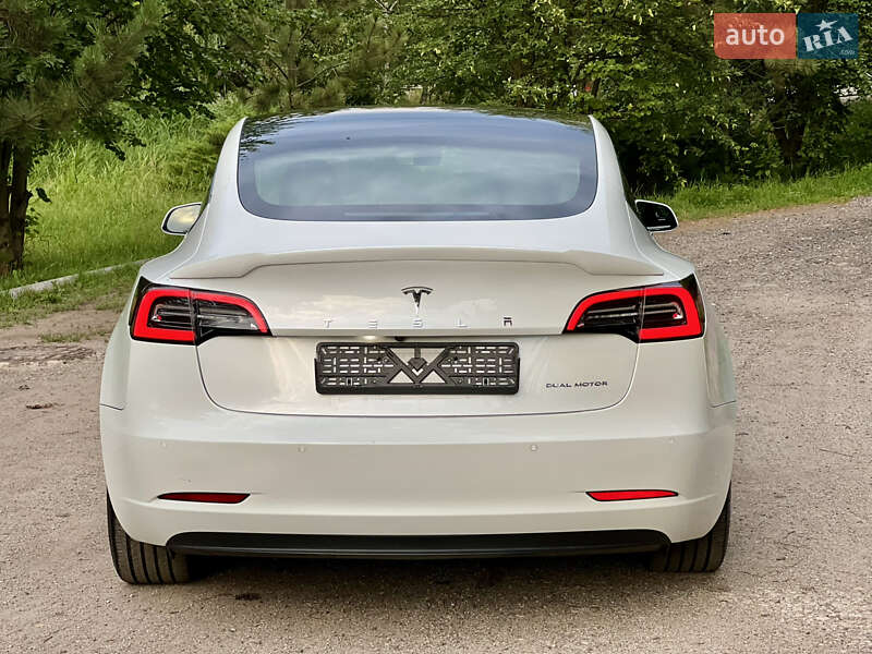 Седан Tesla Model 3 2021 в Валках