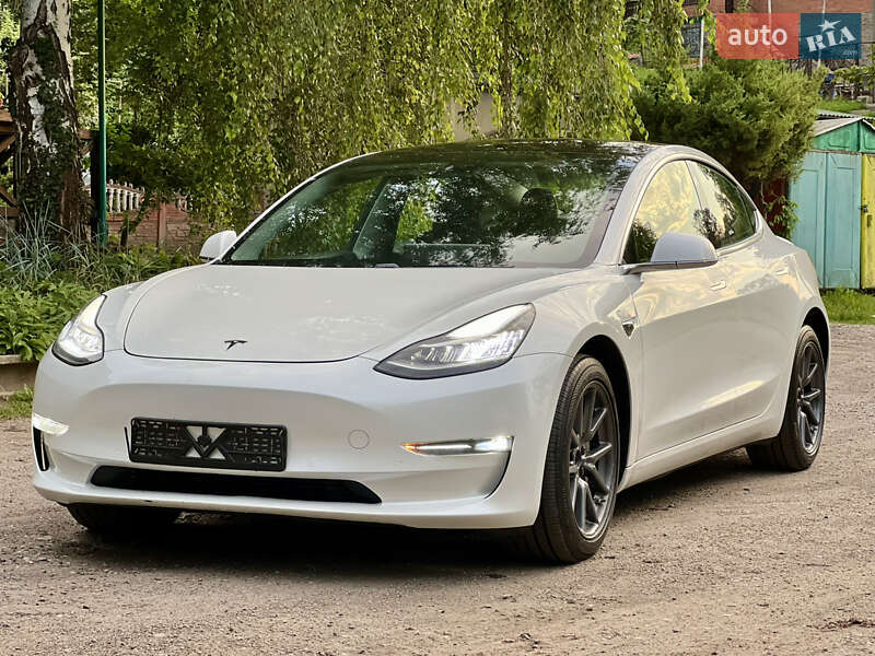 Седан Tesla Model 3 2021 в Валках