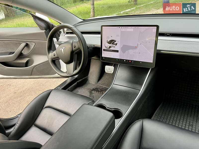 Седан Tesla Model 3 2021 в Валках