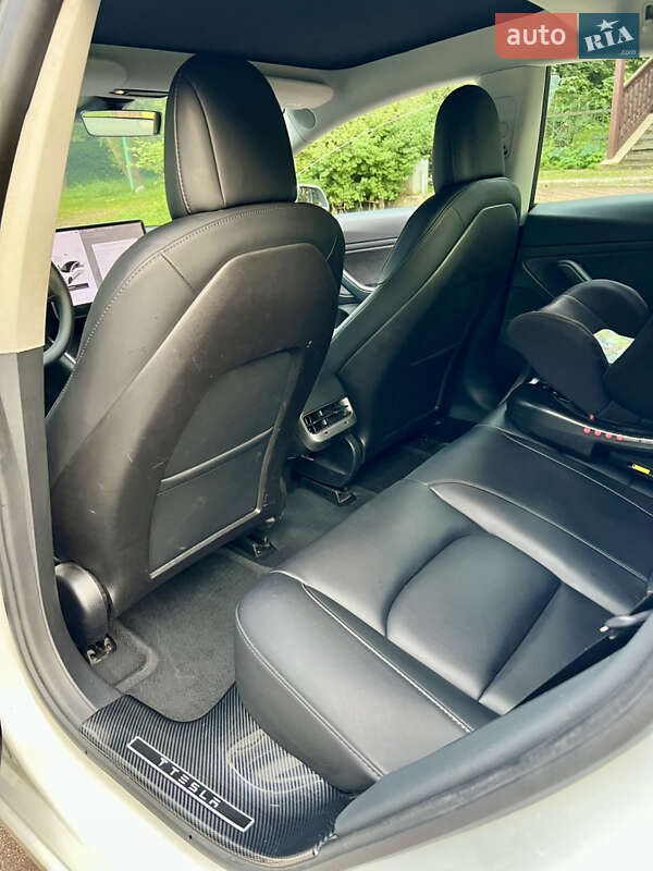 Седан Tesla Model 3 2021 в Валках