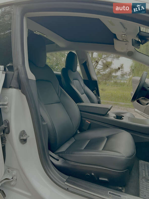 Седан Tesla Model 3 2021 в Валках