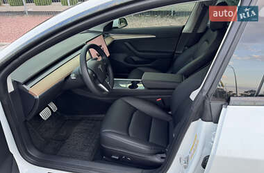 Седан Tesla Model 3 2022 в 