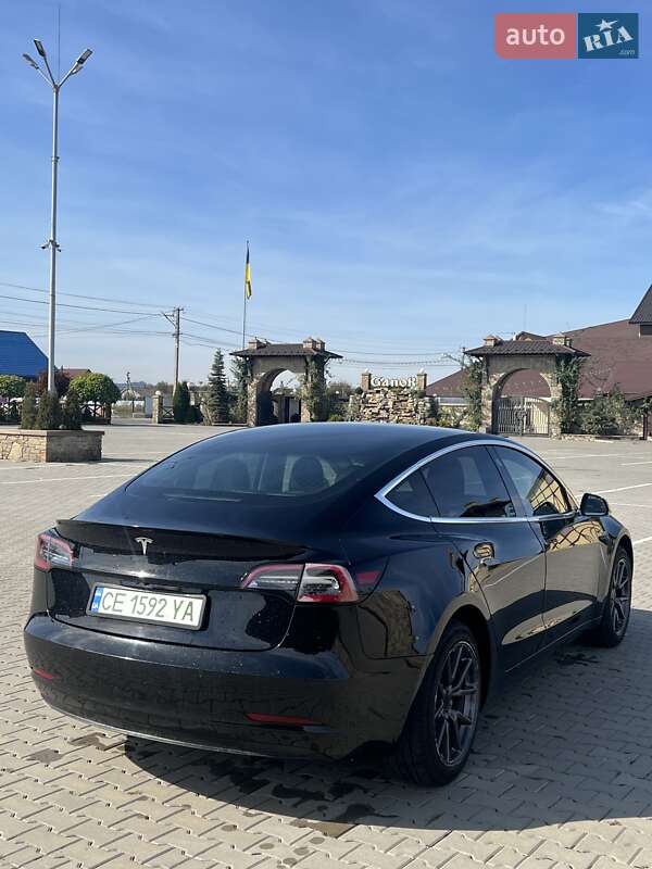 Седан Tesla Model 3 2019 в Чернівцях