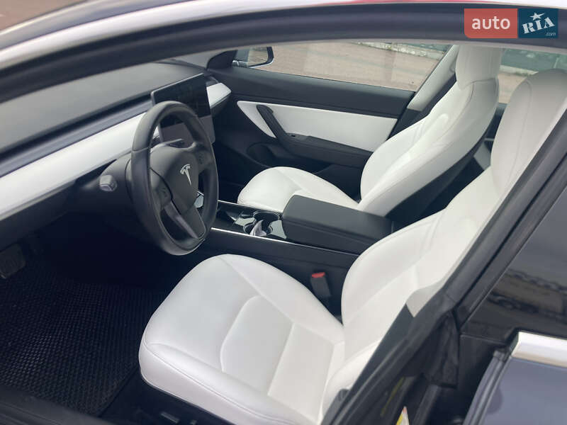 Седан Tesla Model 3 2018 в Львове