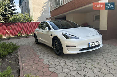 Седан Tesla Model 3 2022 в 