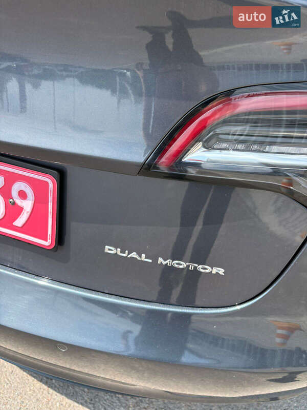 Седан Tesla Model 3 2019 в Ровно