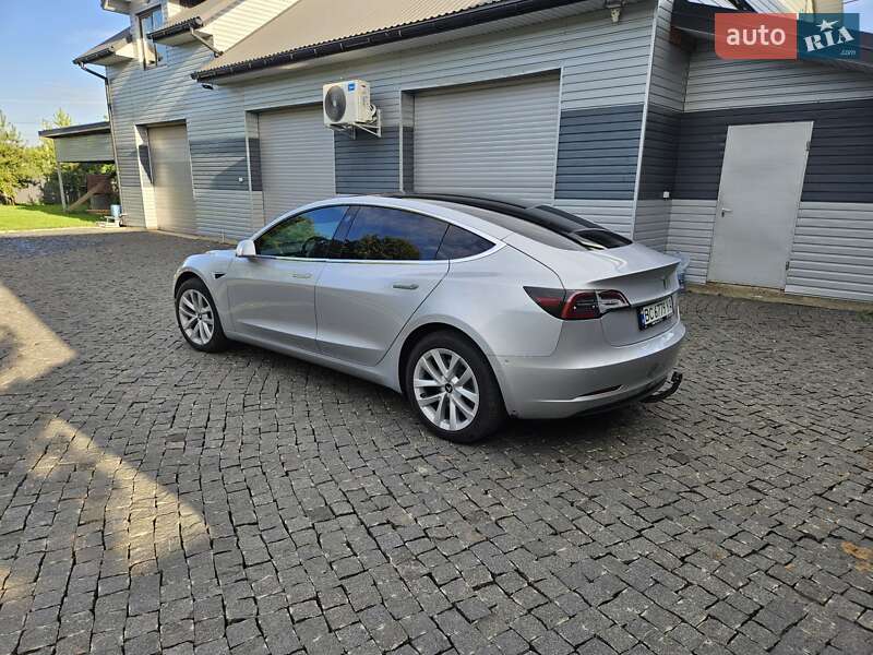 Седан Tesla Model 3 2018 в Львові