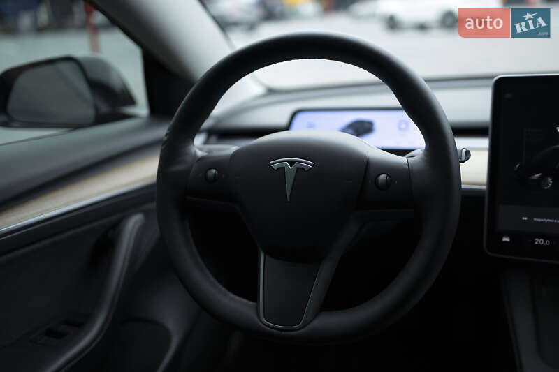 Седан Tesla Model 3 2021 в Киеве
