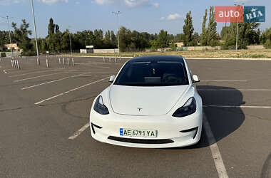 Седан Tesla Model 3 2023 в 