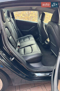 Седан Tesla Model 3 2022 в 