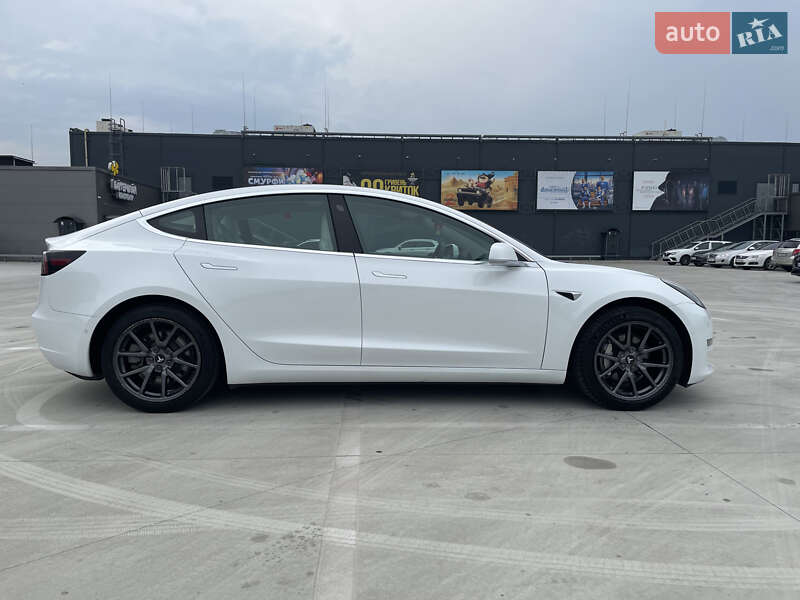 Седан Tesla Model 3 2019 в Киеве