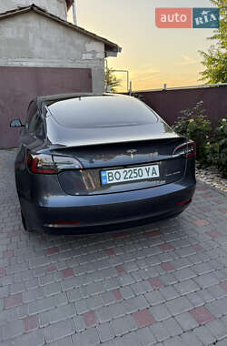 Седан Tesla Model 3 2021 в 