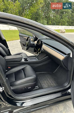 Седан Tesla Model 3 2022 в 