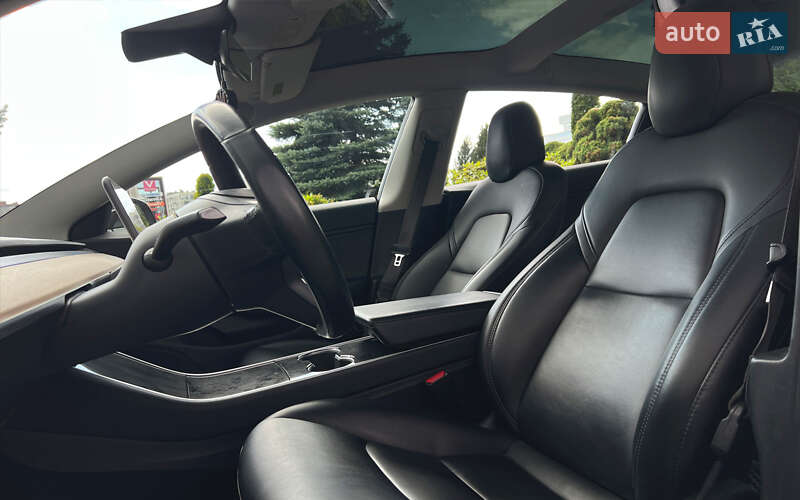 Седан Tesla Model 3 2018 в Львове