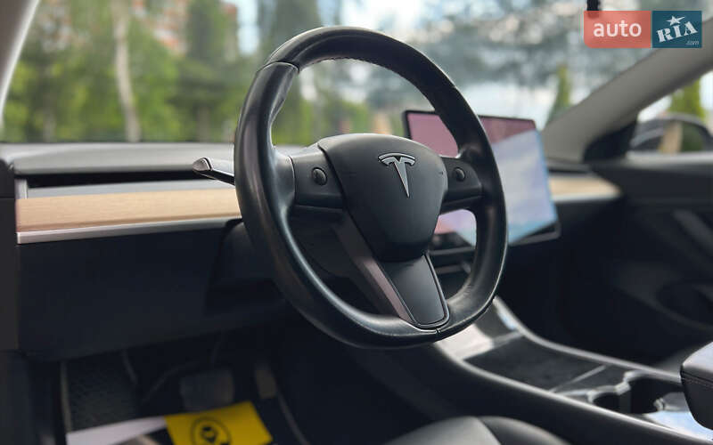 Седан Tesla Model 3 2018 в Львове