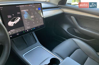 Седан Tesla Model 3 2021 в 