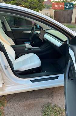 Седан Tesla Model 3 2022 в 