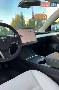 Седан Tesla Model 3 2022 в 