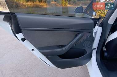Седан Tesla Model 3 2022 в 