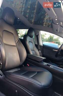 Седан Tesla Model 3 2021 в 