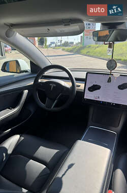 Седан Tesla Model 3 2021 в 
