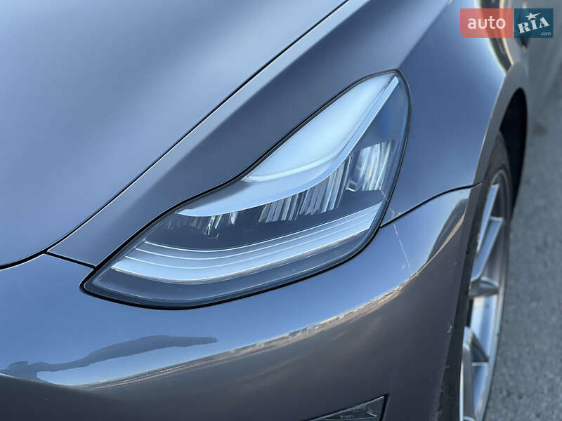Седан Tesla Model 3 2020 в Ровно