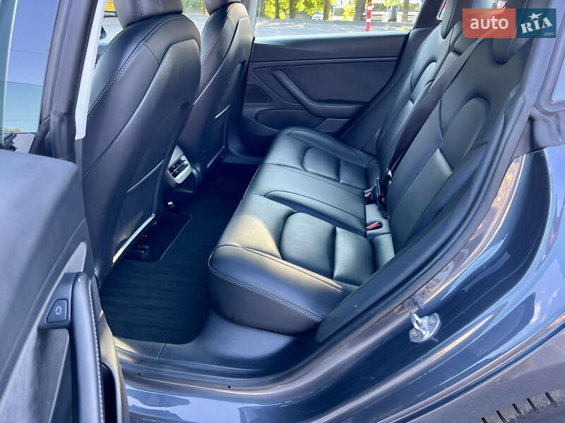 Седан Tesla Model 3 2020 в Ровно