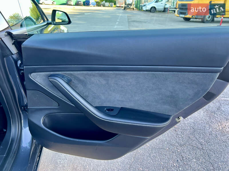 Седан Tesla Model 3 2020 в Ровно