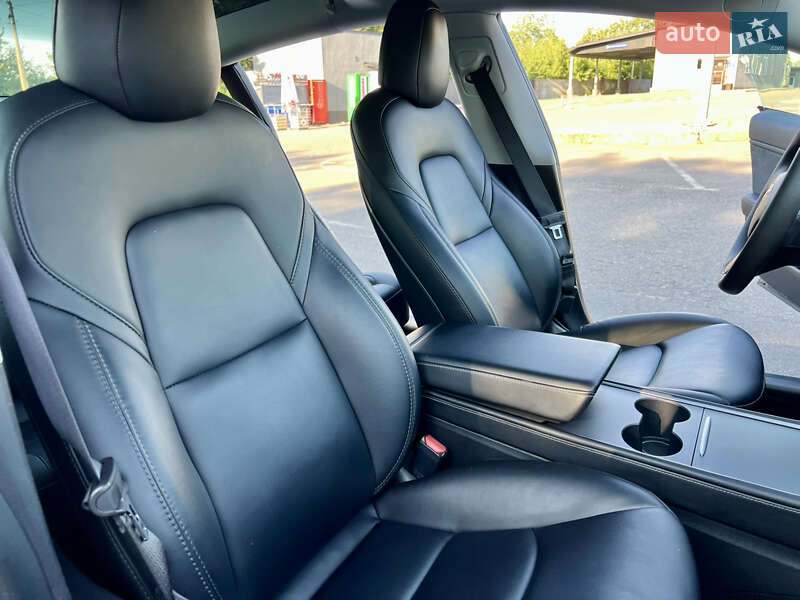 Седан Tesla Model 3 2020 в Ровно