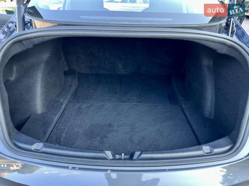 Седан Tesla Model 3 2020 в Ровно